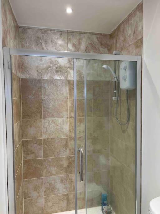 Newly Built Large Garden Ensuite Guest Studio Borehamwood Ngoại thất bức ảnh