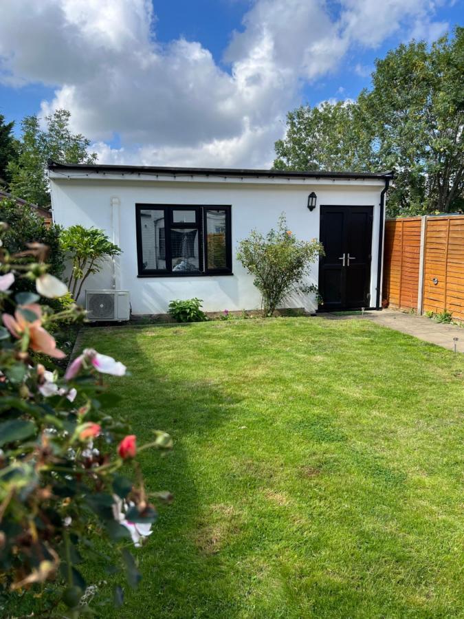 Newly Built Large Garden Ensuite Guest Studio Borehamwood Ngoại thất bức ảnh
